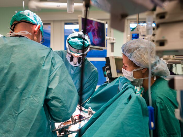 Kirurger i operasjonssal