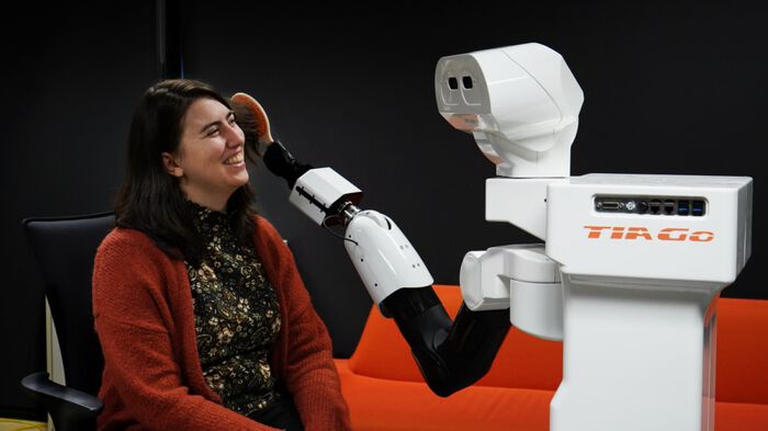En robot grer h?ret til en forsker