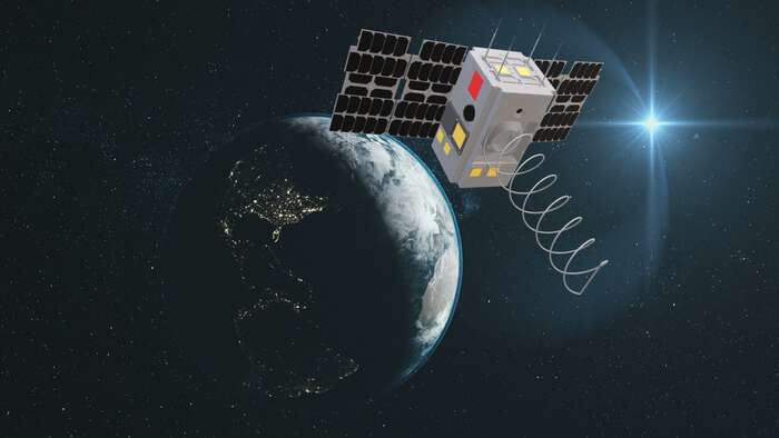jorden i bakgrunnen foran en satellitt med lang spiralformet antenne