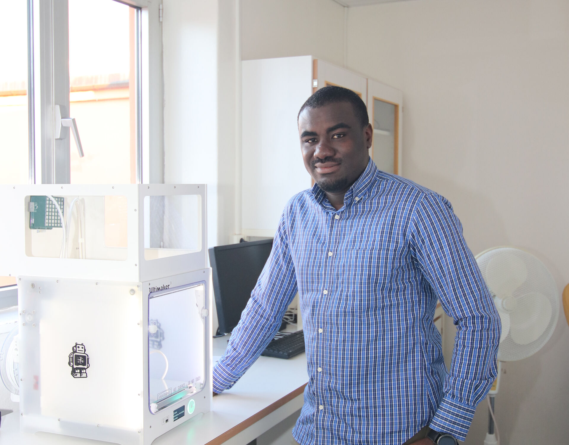 Eric Owosu Kissi med ein 3D-skrivar