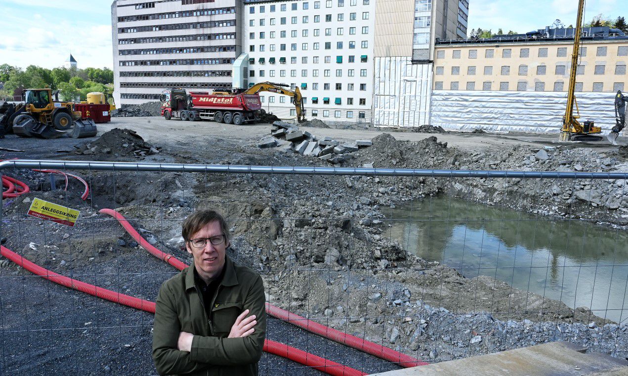 Eirik Malinen i en byggegrop foran Radiumhospitalet. her kommer det nye senteret.