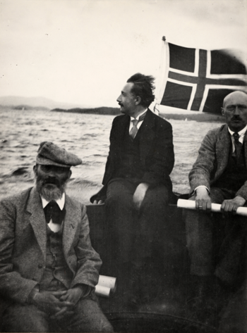 klær ,frakk ,himmel ,vann ,stående.