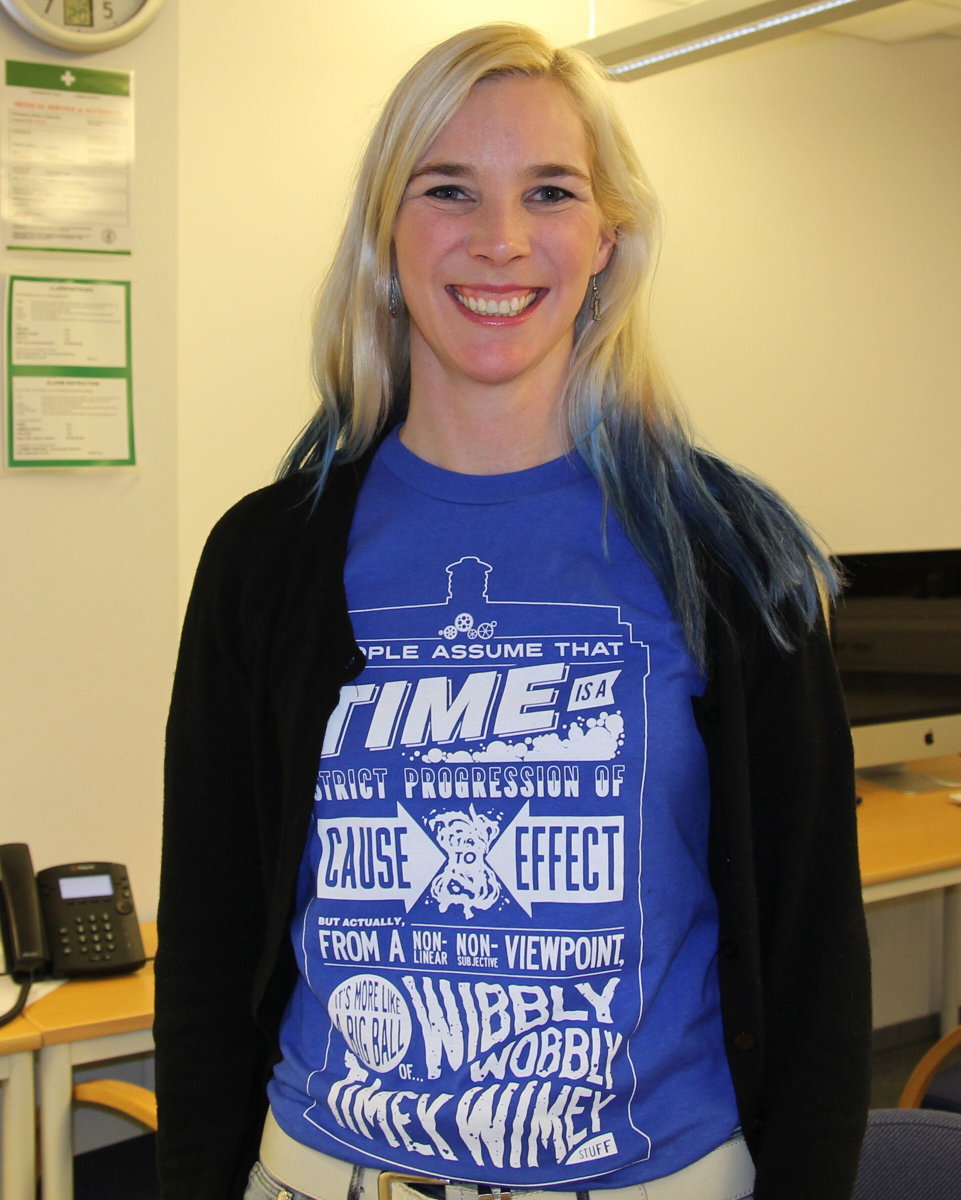 Forsker Ann-Cecilie Larsen med Dr. Whos-skjorte