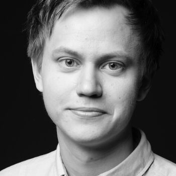 klær ,panne ,nese ,hår ,kinn.