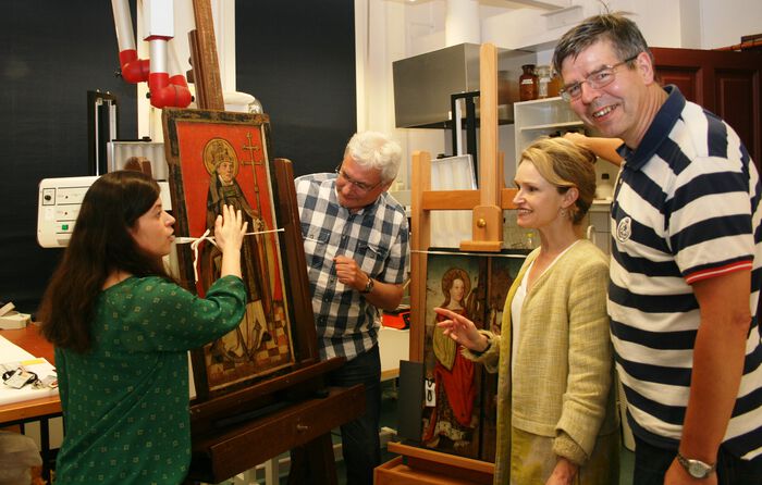 Elena Platania, Hartmut Kutzke, Noëlle L.W. Streeton og Einar Uggerud studerer senmiddelaldersk kirkekunst. 
