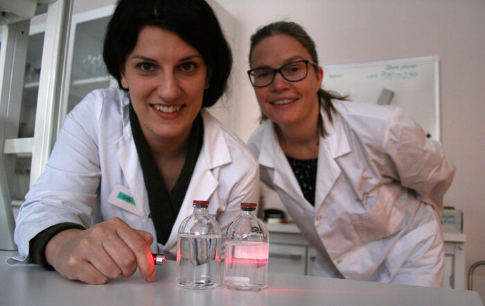 Sara Pistone og Marianne Hiorth ser etter nanopartikler
