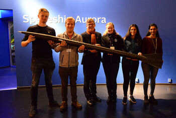 bukse ,blå ,gest ,smil ,underholdning.