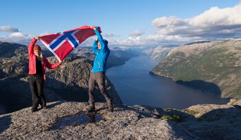 sky ,himmel ,fjell ,vann ,mennesker i naturen.