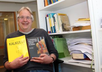 smil ,briller ,bokhylle ,hylle ,bok.