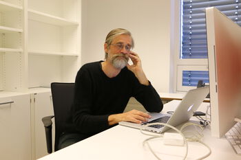 datamaskin ,bord ,personlig datamaskin ,møbler ,laptop.