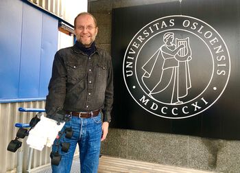 jeans ,erme ,stående ,smil ,denim.