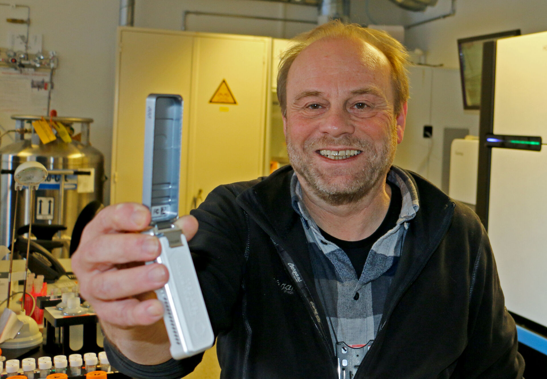 Kjetill S. Jakobsen med den nyeste DNA-teknologien: En nanopore-brikke.