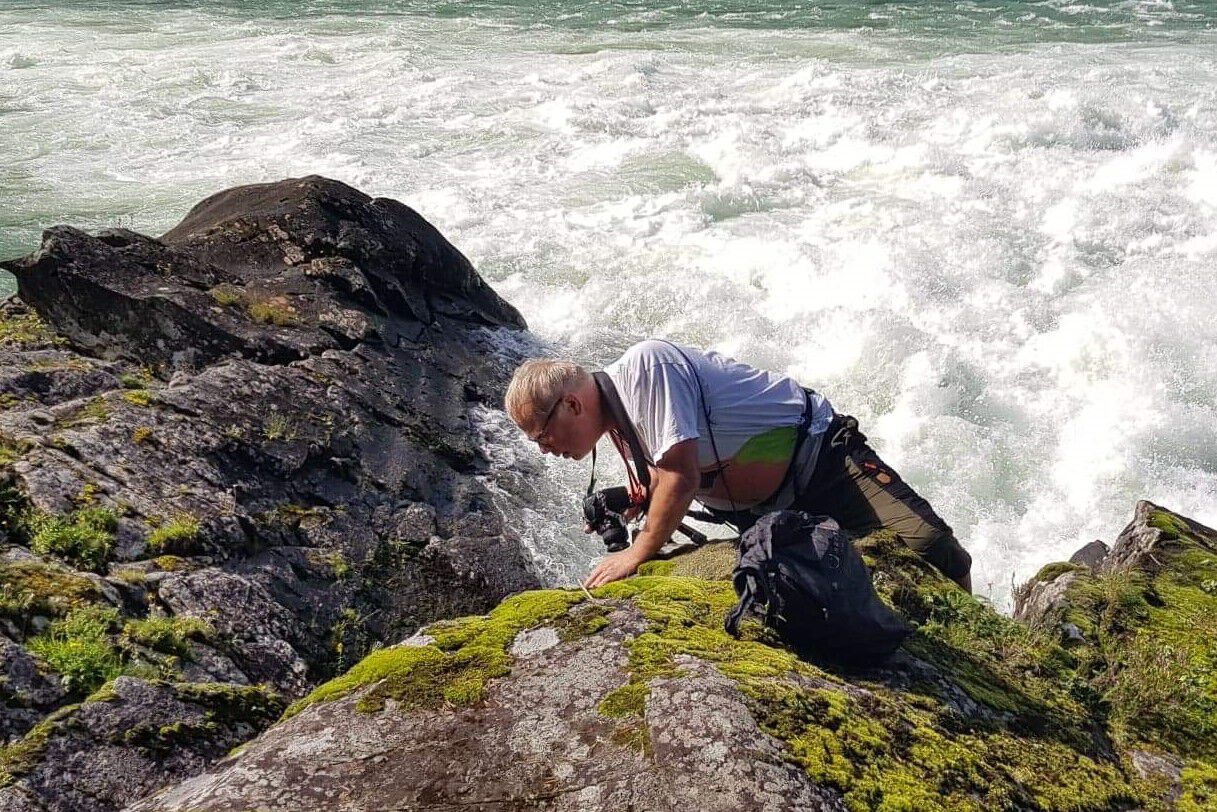 Lavforsker Einar Timdal studerer lokaliteten der krusneveren ble oppdaget. Foto: 