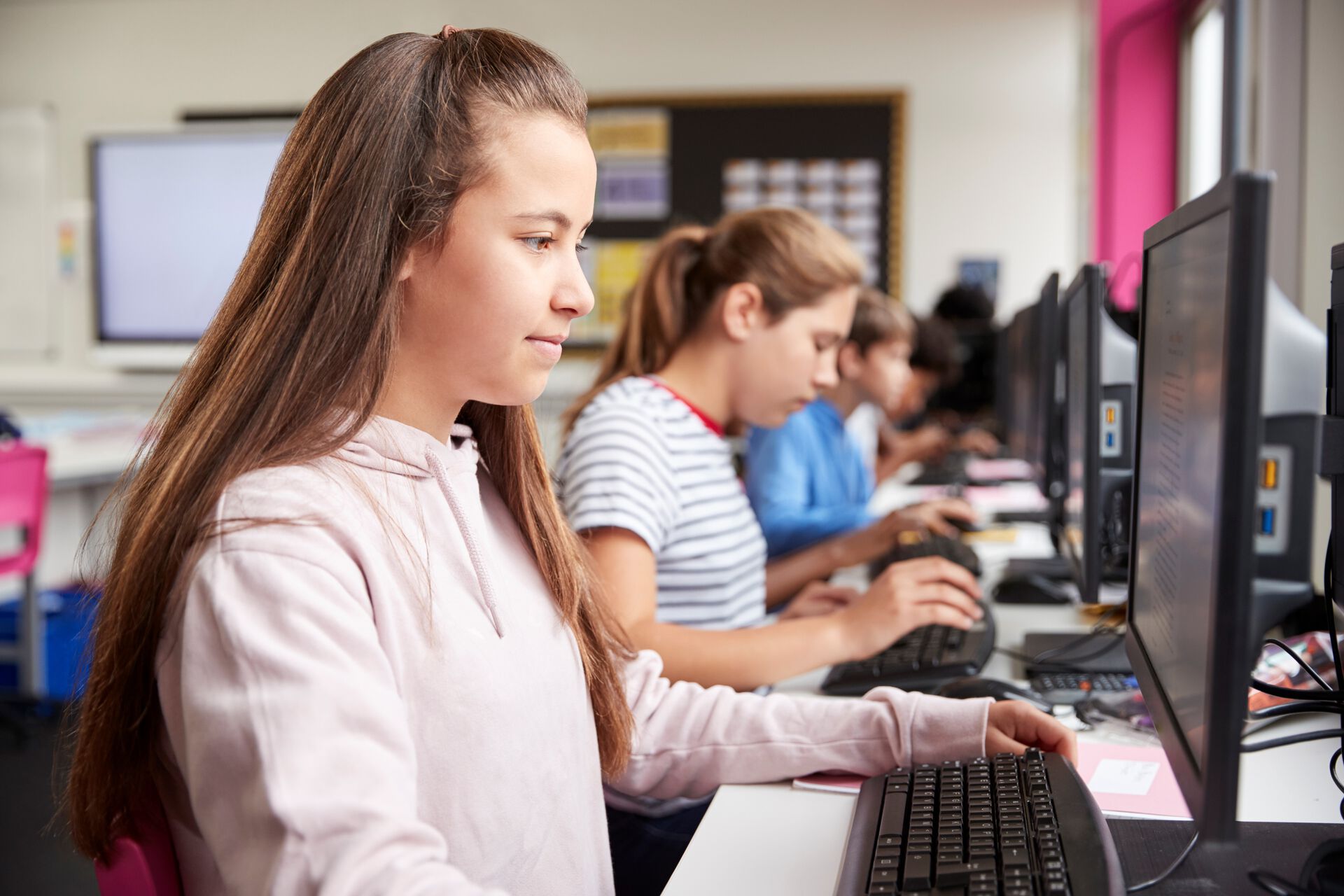 Skoleelev foran PC-skjerm
