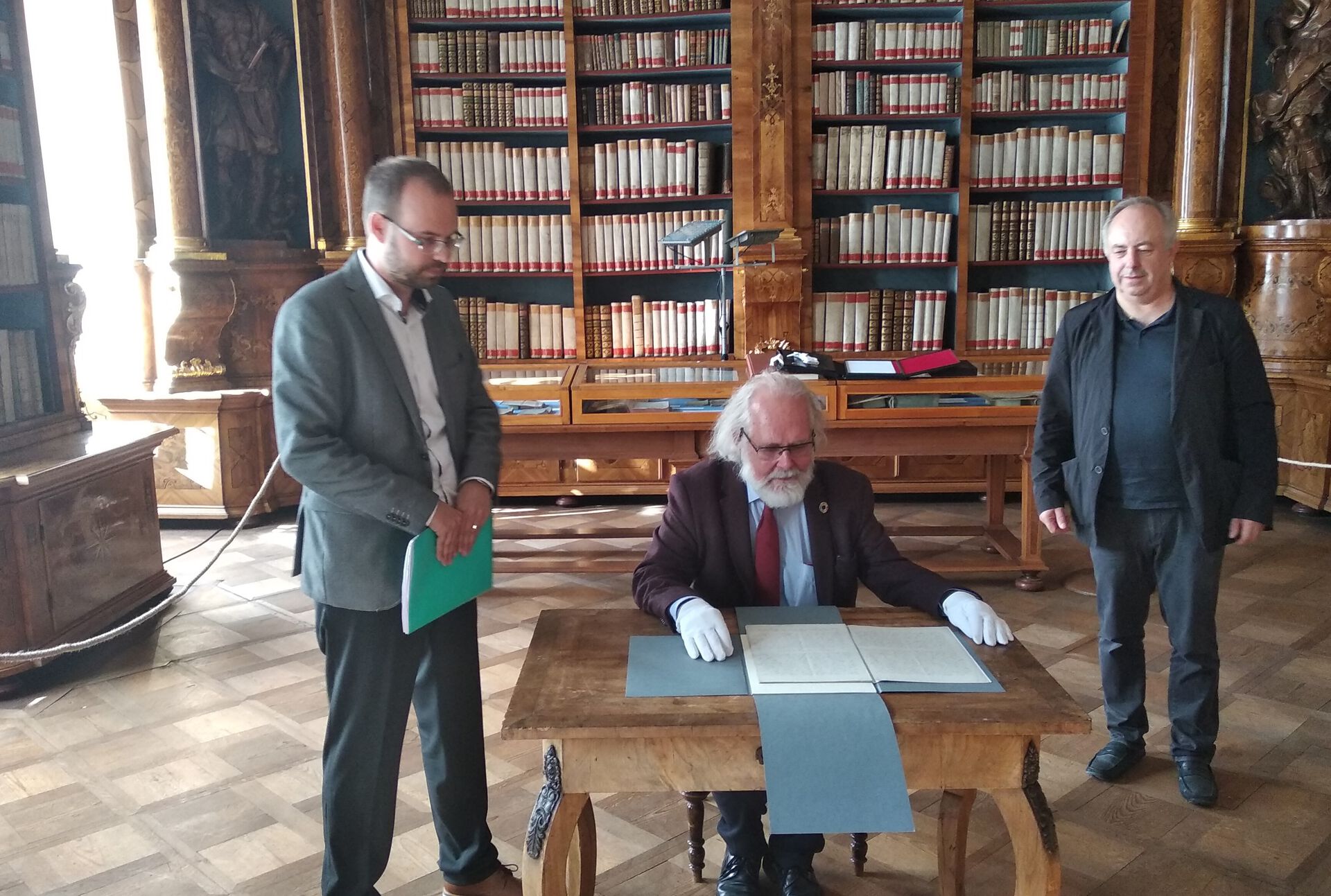 Professor Nils Christian Stenseth blar andektig i Mendels gamle manuskript