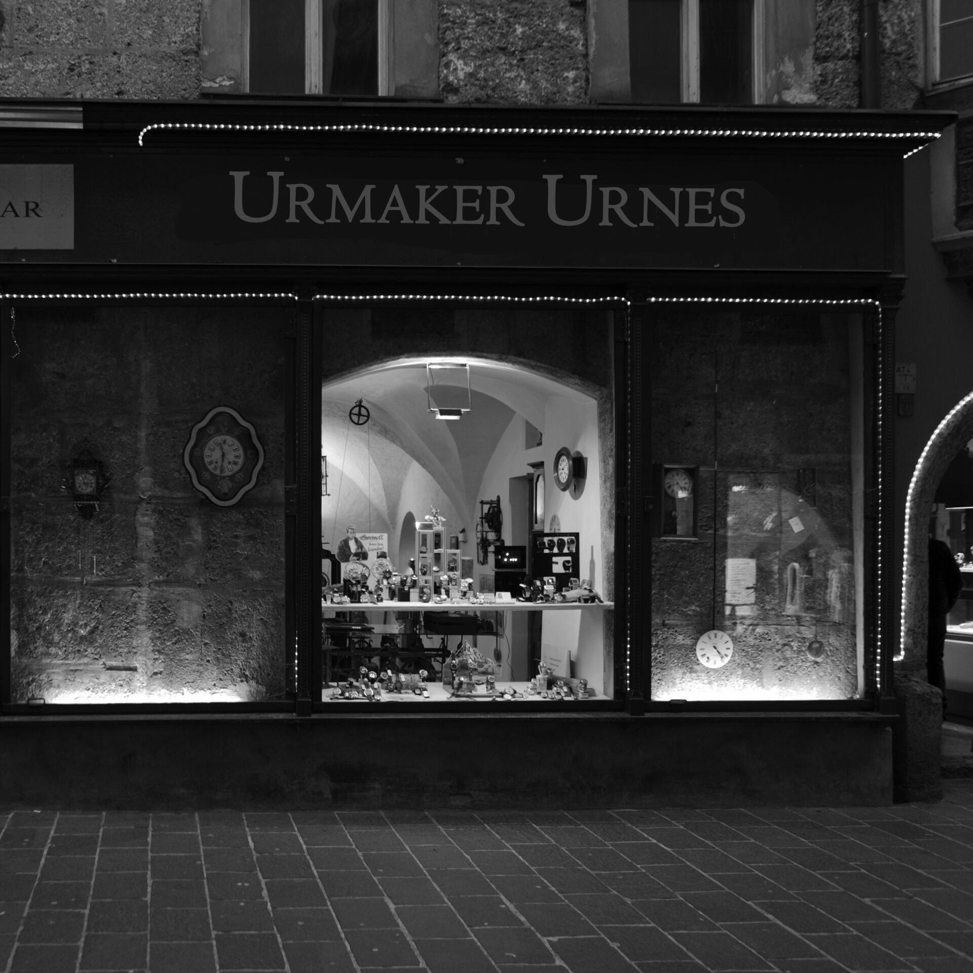Butikken til Urmaker Urnes hadde gått ganske dårlig i det siste ...