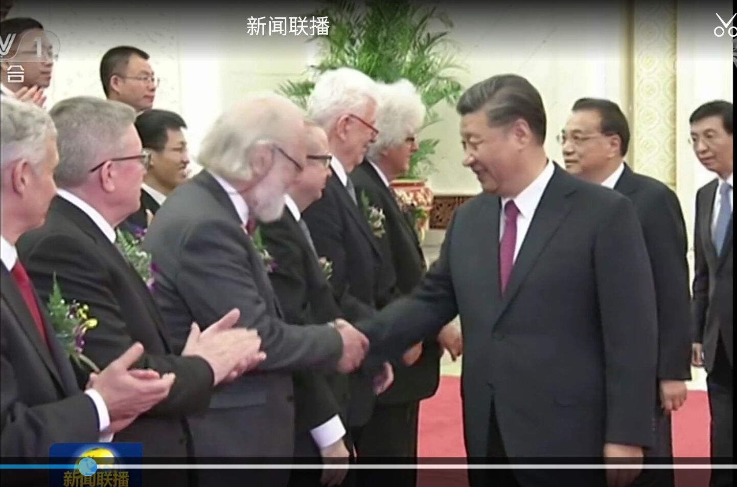 Nils Chr. Stenseth håndhilser på president Xi Jinping