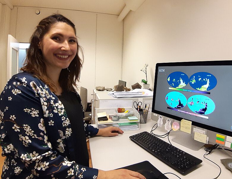 Chloé med datamodelleringer av klimaet for 470 – 430 millioner år siden i den geologiske tidsepoken ordovicium. Foto: GK/UiO