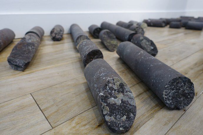 Fra geologiens verden: Flere borekjerner (basalt) fra Oslofeltet var med og ble vis på utstillingen i Asker kunstforening. Foto: Gunn Kristin Tjoflot/UiO