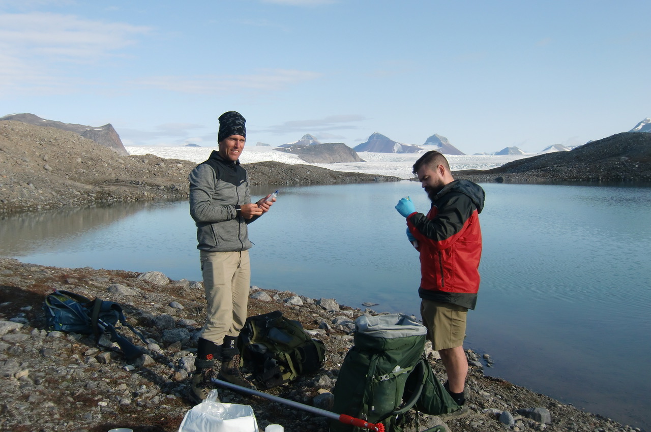 Forskerne tar prøver på Svalbard