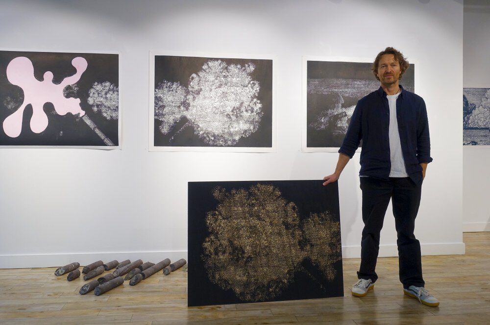 Foto: Separatutstilling i Asker: Henrik H. Svensen foran flere av sine grafiske trykk inspirert av plutselige endringer på jorden. Bildene ble stilt ut i Asker kunstforening i september, med en ekstra utstillingsdag 12. oktober. Foto: Gunn Kristin Tjoflot/UiO