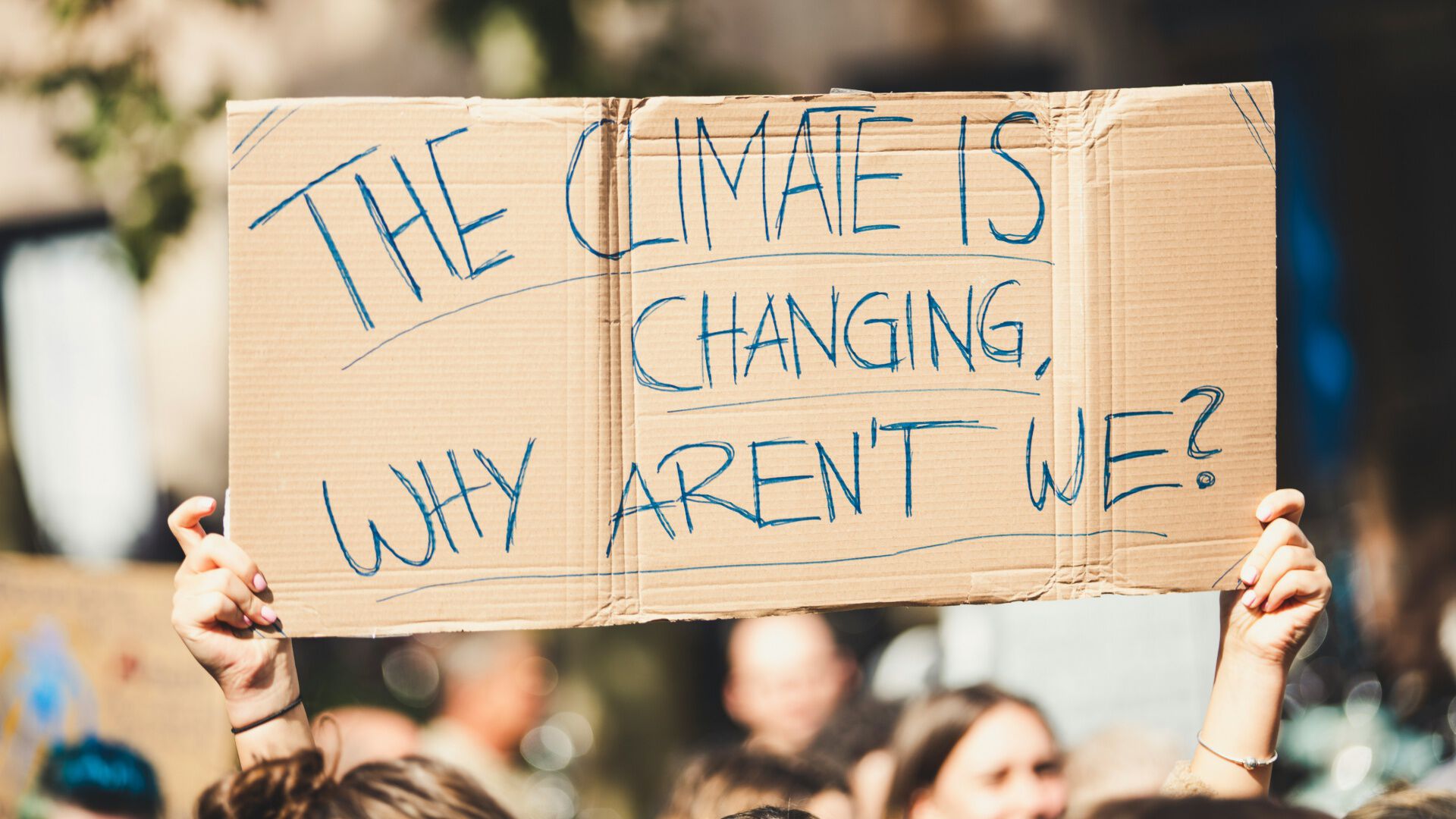 Plakat hvor det står klimaet endrer seg, hvorfor gjør ikke vi det, på engelsk.