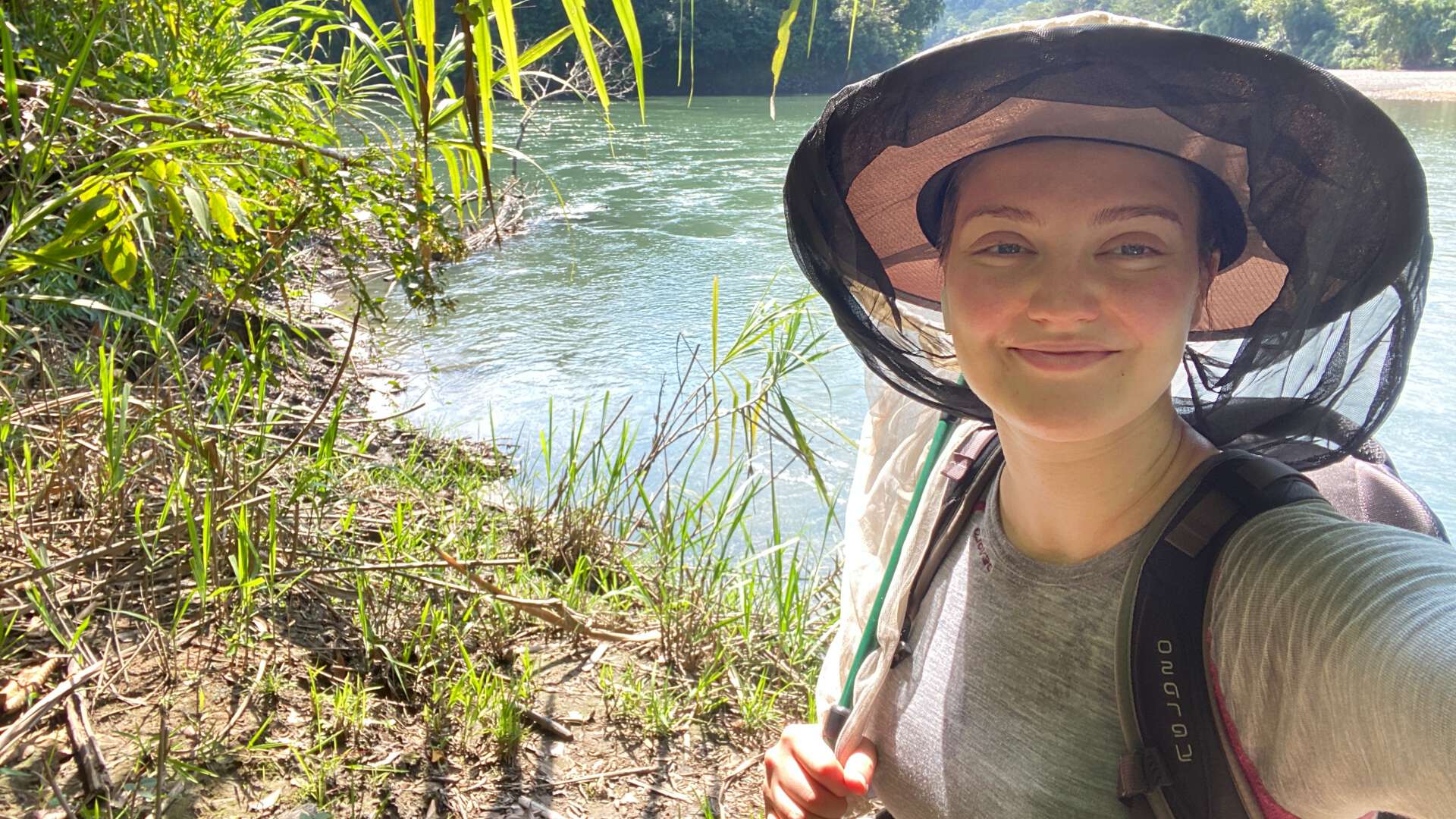 biolog med myggnett på hodet med Amazonas i bakgrunnen