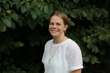 halskjede ,hår ,smil ,leppe ,skulder.