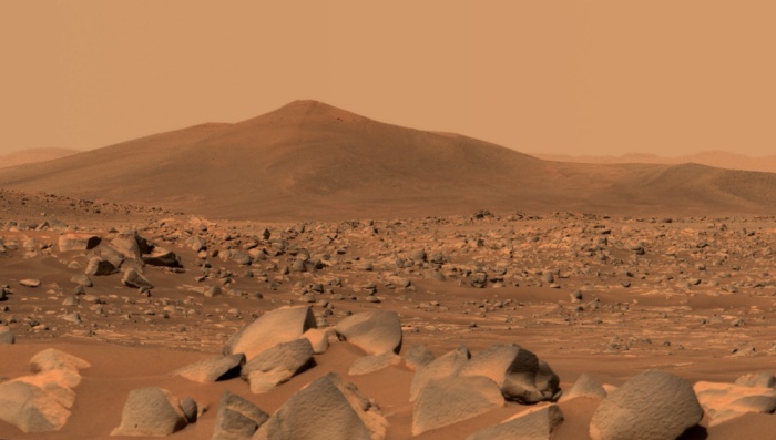 Bilde av landskapet på Mars tatt med marsroveren Perseverance.