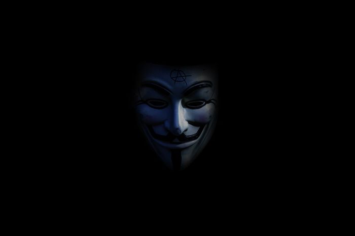 En Guy Fawkes-maske blir ofte brukt av hackergruppen Anonymous. 