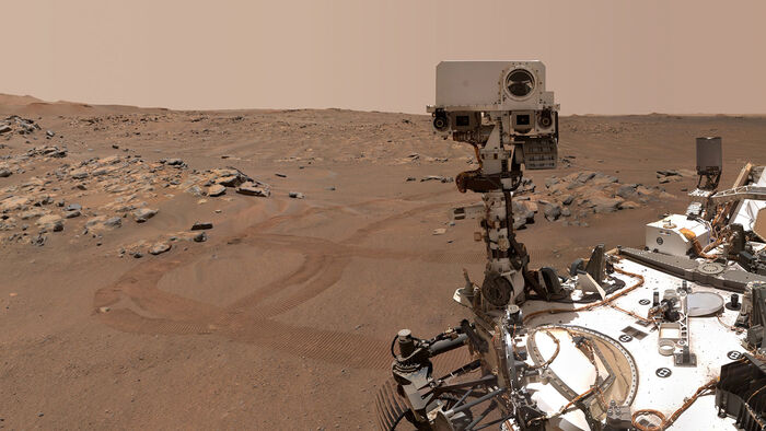 Selfie av Perseverance fra september 2021 og som viser landskapet på Mars. 