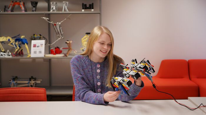 Emma med en legorobot i hånden