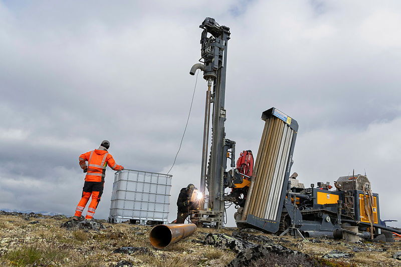 Foto: Boring av borehull som går 45 meter dypt ned i grunnen for å overvåke permafrosten i høyfjellet. Årsaken til at de er så dype er at permafrost så langt nede er fortsatt konstant uten sesongvariasjoner. Foto: Yngve Vogt/UiO