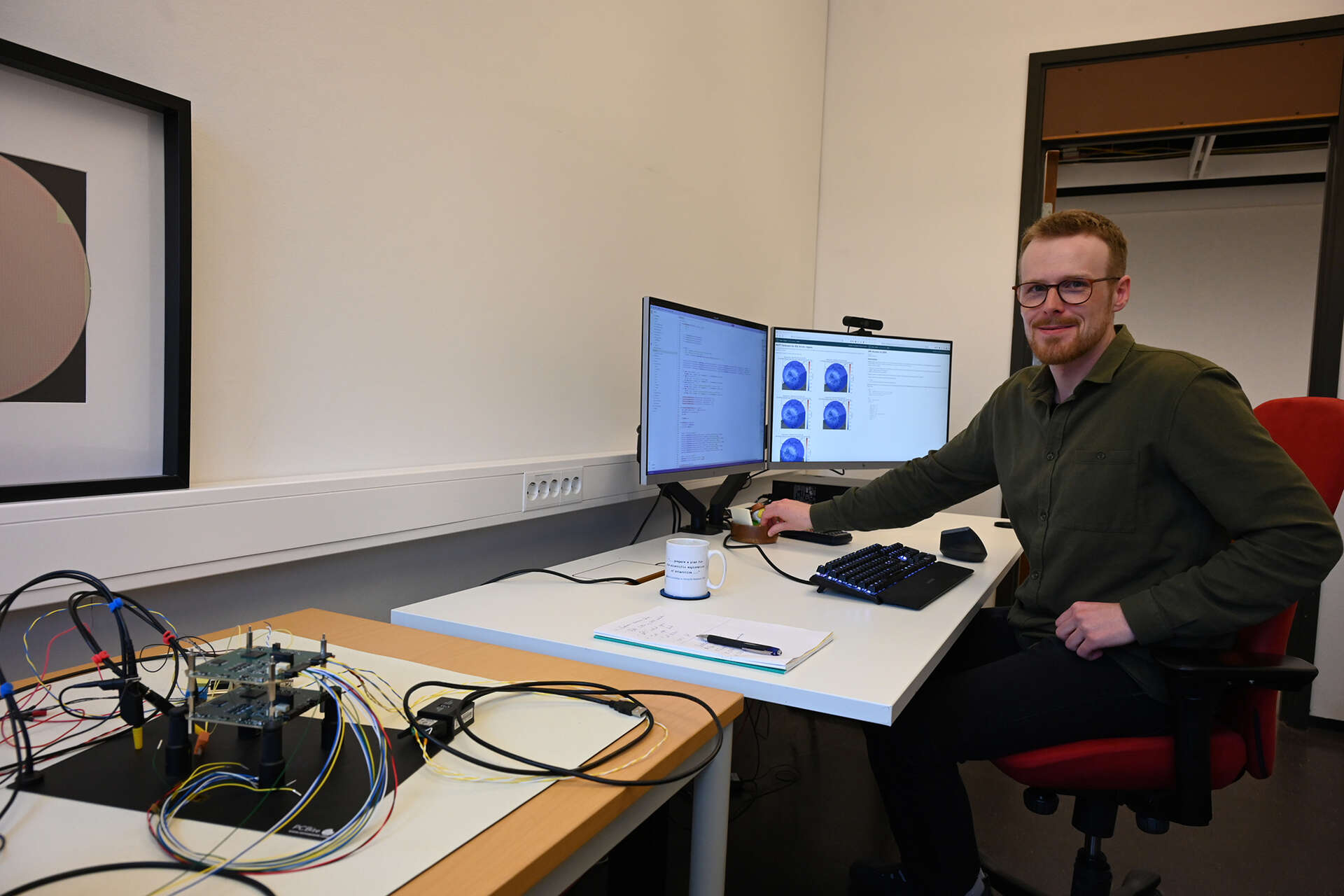 mann ved dataskjerm. Elektronikk og ledninger