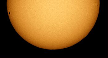 farger og nyanser ,fersken ,symmetri ,astronomisk objekt.