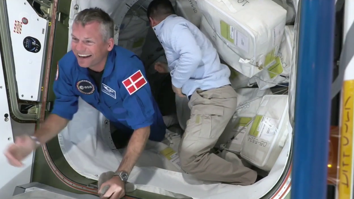 Smilende mann, vektl?s i bl? astronautdress med dansk flagg