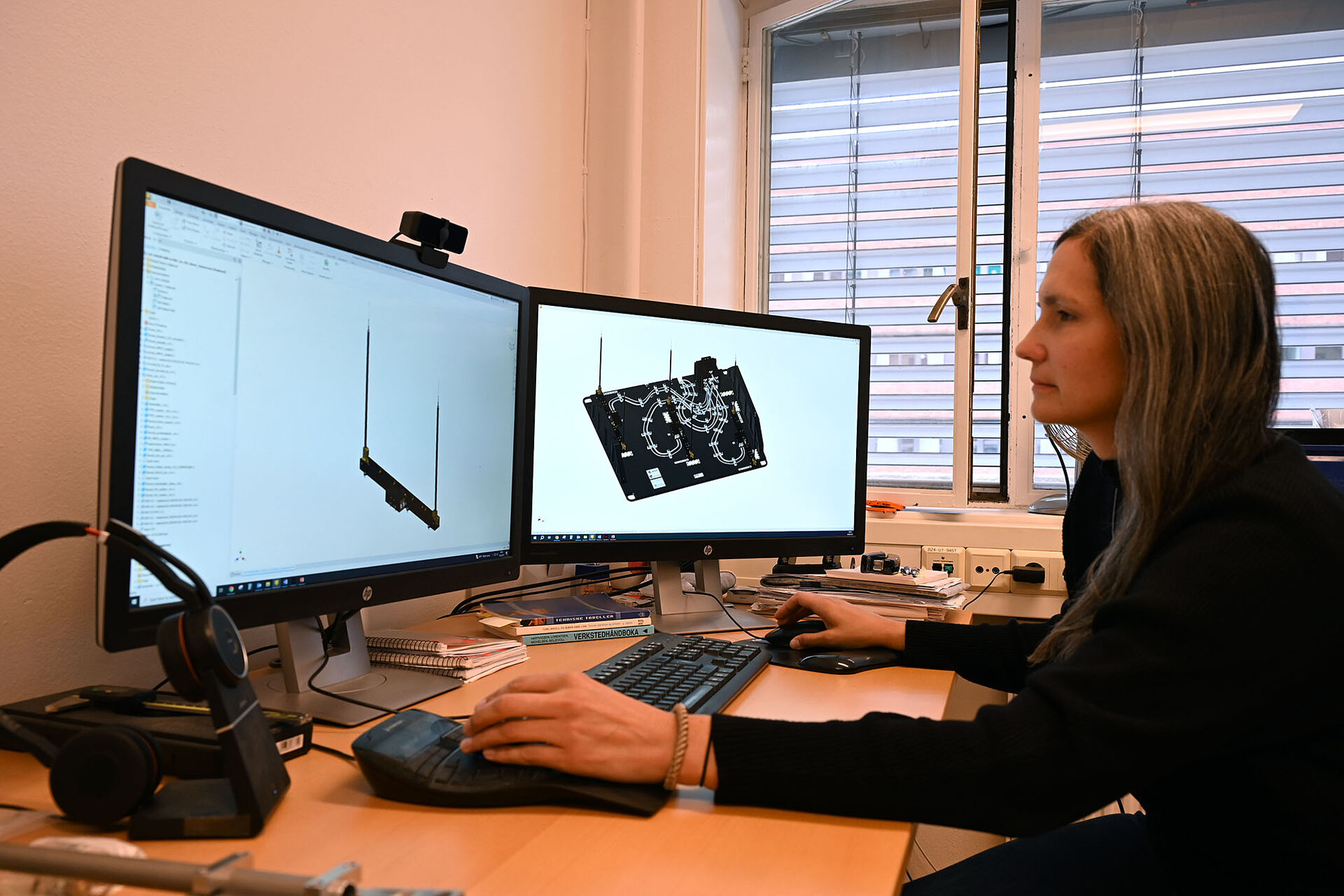 person foran pc-skjermer med instrumentdesign