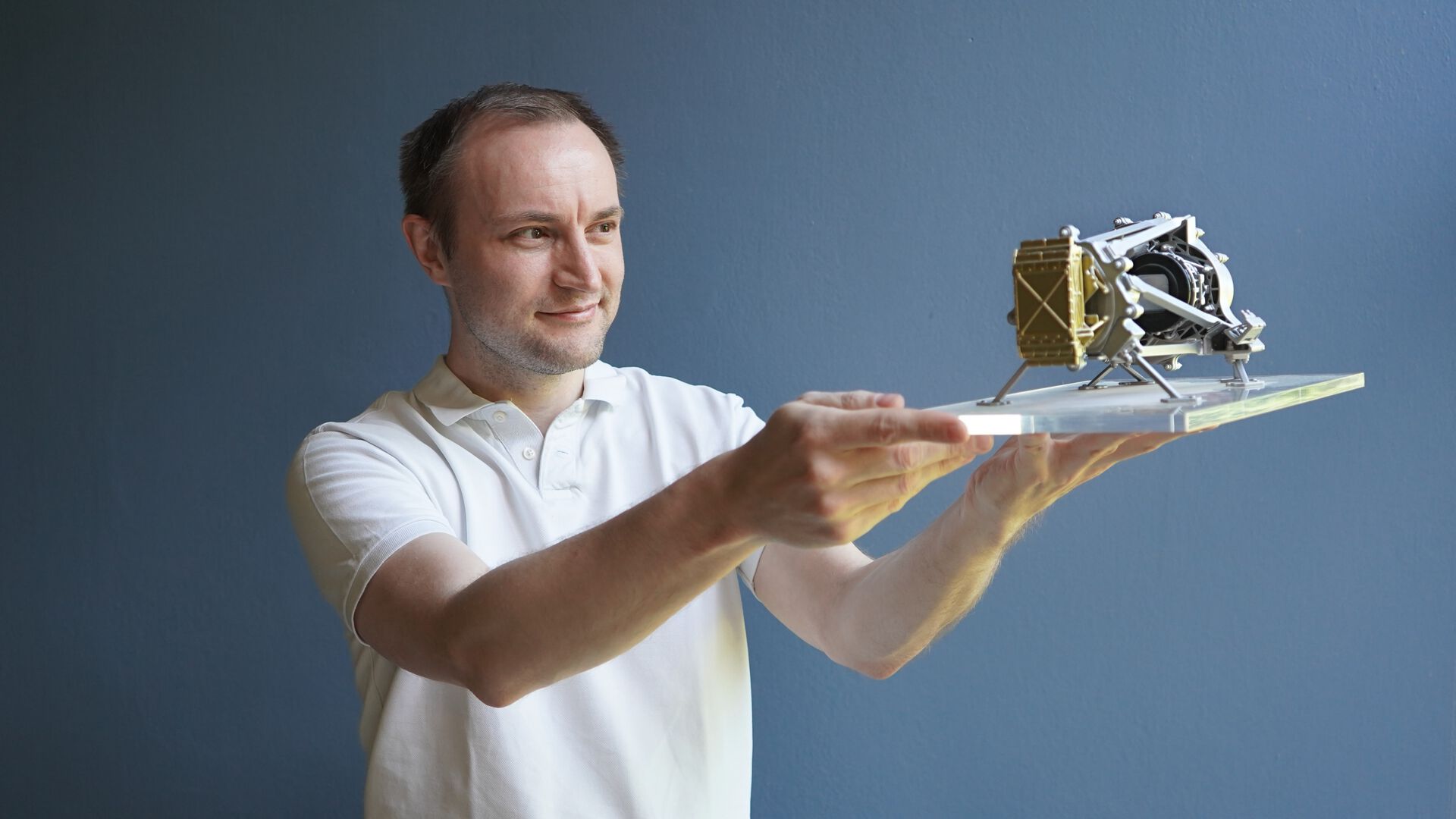 Hans Winther med en modell av instrumentet NISP