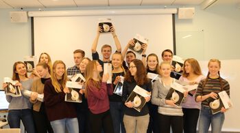 jeans ,smil ,bukse ,slips ,begivenhet.