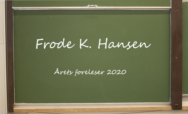 Tavle med navnet til vinneren skrevet på.