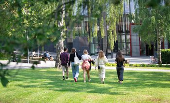anlegg ,tre ,mennesker i naturen ,fritid ,gress.