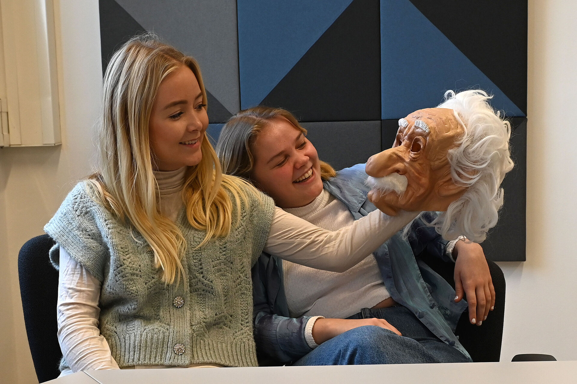 to jenter og en einstein-maske