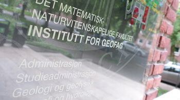 bildekk ,motorkjøretøy ,bilbelysning ,eksteriør av biler ,font.