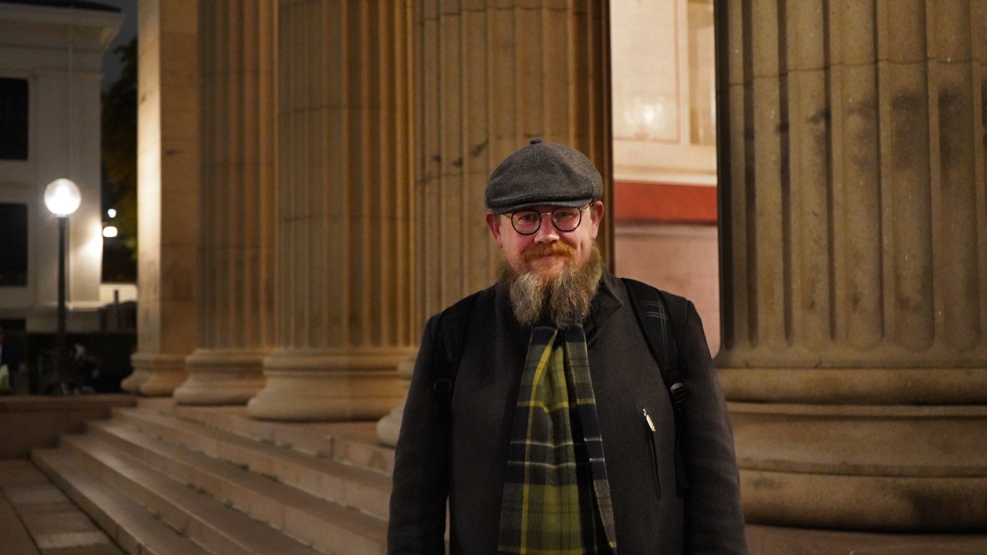 Øystein Elgarøy i skumringen på Universitetsplassen