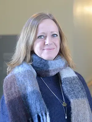 kinn ,smil ,leppe ,yttertøy ,skulder.