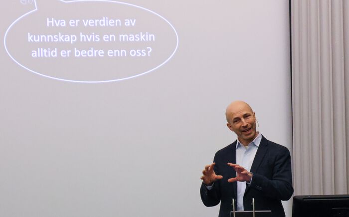Bildet kan inneholde: yttertøy, frakk, samspill, jobb, deling.